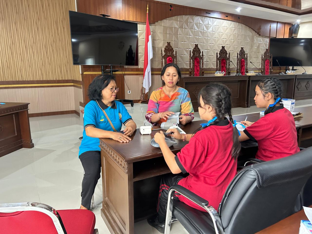 BERLANGSUNG KEGIATAN POSYANDU REMAJA DI RUANG PERTEMUAN KANTOR DESA MENGWITANI
